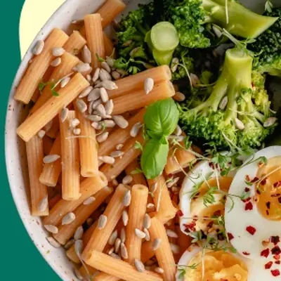 Prato de massa com legumes e ovo
