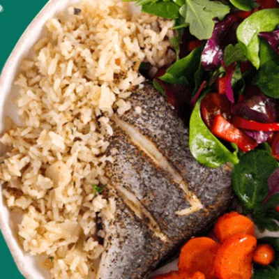 Peixe assado com arroz integral e salada