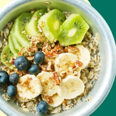 Taça de papas de aveia com fruta